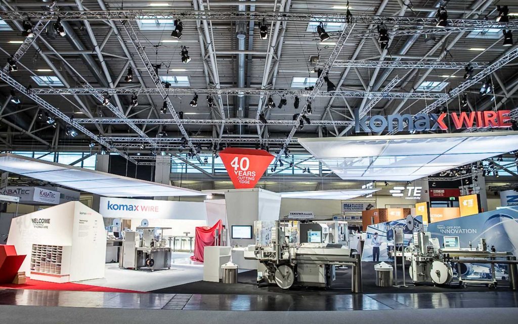 Weltreise mit der neuen Komax Wire Markenwelt